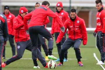 Chile entrena el día antes del partido ante Brasil en Londres.