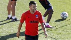 &Aacute;ngel Correa, en la sesi&oacute;n hoy del Atl&eacute;tico, a la espera de cerrar su fichaje con el Mil&aacute;n para que Rodrigo recale en el club rojiblanco. 