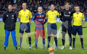 Barcelona-Athletic de Bilbao. El árbitro Antonio Miguel Mateu Lahoz acompañado por sus asisitentes Pau Norbert Cebrián Devis y José E. Naranjo Pérez, el cuarto árbitro Pedro Sureda Cuenca y los capitanes Iniesta e Iraizoz.
