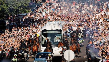 El autobús del Real Madrid llegando a la busiana en la plaza de Sagrados Corazones en la previa de un partido en el Bernabéu.