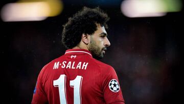 EFE2547. LIVERPOOL (REINO UNIDO), 19/02/2019.- Mohamed Salah de Liverpool observa, este martes durante un partido de ida de la ronda 16 de la Liga de Campeones de la UEFA entre el Liverpool FC y el FC Bayern de Múnich, en el Anfield de Liverpool (R