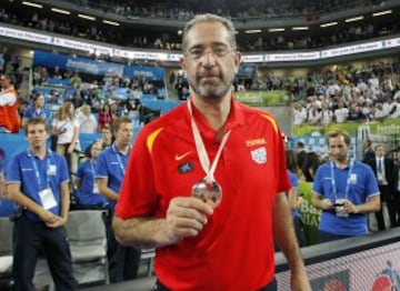 Orenga consiguió como seleccionador de la absoluta la medalla de bronce en el Eurobasket de Eslovenia de 2013.
 
