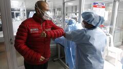 HANDOUT - 10 June 2020, Peru, Lima: Peruvian Minister of Health Victor Zamora Mesia (L) greets with his elbow a worker from the area when visiting the Maria Auxiliadora hospital to supervise the care of patients during the Coronavirus (Covid-19) pandemic. Photo: Karel Navarro/Ministerio de Salud Peru/dpa - ATENCI&Oacute;N: S&oacute;lo para uso editorial en relaci&oacute;n con la cobertura actual de este tema y mencionando el cr&eacute;dito completo
 
 
 10/06/2020 ONLY FOR USE IN SPAIN