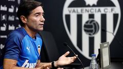 Marcelino, en una rueda de prensa con el Valencia.