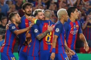 Los jugadores celebran el 5-0 de Messi. 