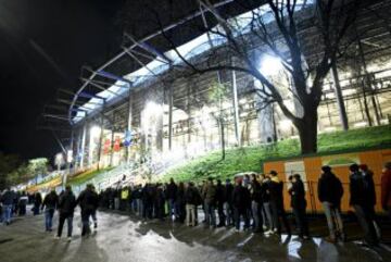 Fuertes medidas de seguridad en los alrededores del estadio Volksparkstadion de Hamburgo. Durante el encuentro de la Bundesliga entre el Hamburgo y el Dortmund 