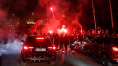 Un auto atropella a hinchas del PSG en medio de los festejos y lo acaban destrozando