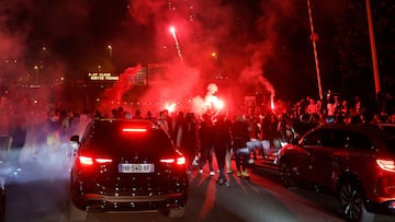 Un auto atropella a hinchas del PSG en medio de los festejos y lo acaban destrozando