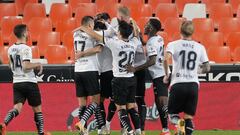 Los jugadores del Valencia celebran uno de sus goles al Madrid.