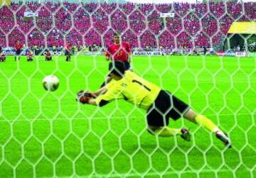 22/06/02 Mundial de Japón y Corea 2002. Cuartos de final, partido Corea-España.
Joaquín falló el cuarto penalti de la Selección.