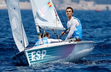 Jordi Xammar y Nora Brugman lucharán por la medalla este miércoles. La pareja española de 470 mixto solo pudieron disputar, por culpa de la falta de viento, dos manga de las tres previstas y firmaron unos resultados de 3-6.
