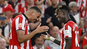 Maroan Sannadi celebra un gol con Nico Williams.