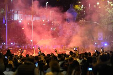 Los seguidores se reunieron en la Plaza de Cibeles para celebrar la decimocuarta Champions League del Real Madrid.