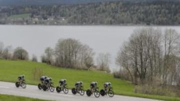 JC79. VALLORBE (SUIZA), 28/04/2015.- Los ciclistas del equipo Sky en acci&oacute;n durante la primera etapa del Tour de Romand&iacute;a, una contrarreloj por equipos de 19,2 kil&oacute;metros disputada entre La Vall&eacute;e de Joux y Juraparc, en Vallorbe, Suiza, el 28 de abril del 2015. EFE/Jean-Christophe Bott