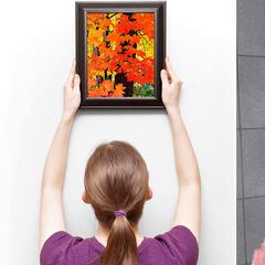 Diez soluciones para colgar cuadros y otros objetos sin hacer agujeros en las paredes