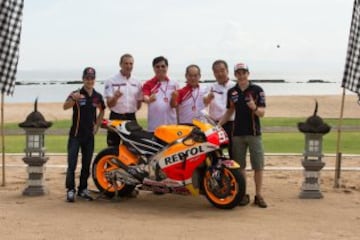 Márquez y Pedrosa presentan su nueva moto para 2015