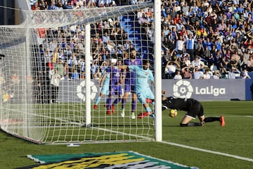 Luis Suárez marca el 0-1.