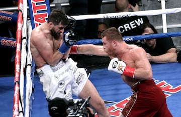 El triunfo del Canelo Álvarez sobre Rocky Fielding en imágenes