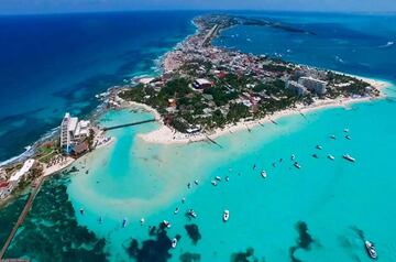 Una de las maravillas más grandes del país, Isla mujeres se ubica
a 13 km de la costa de Cancún, sus aguas cristalinas y su característica arena blanca la convierten en una de las preferidas por muchos.