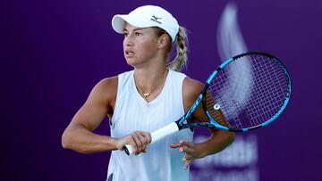 Yulia Putintseva devuelve una bola durante su partido ante Sofia Kenin en el Abu Dhabi WTA Women&#039;s Tennis Open en la Zayed Sports City de Abu Dhabi, Emiratos &Aacute;rabes Unidos.