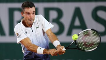 Roberto Bautista devuelve una bola durante su partido ante Richard Gasquet en primera ronda de Roland Garros.