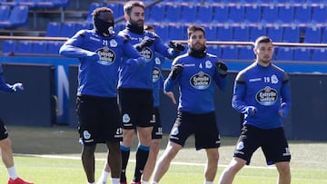 Muntari, con el rostro cubierto, en el entrenamiento de ayer.