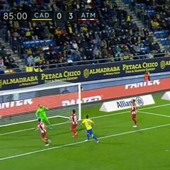 Digan ustedes lo que hizo Oblak en Cádiz: la cantada de su carrera