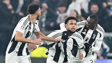 Turin (Italy), 11/02/2025.- Juventus' Weston McKennie (C) celebrates with his teammates after scoring the 1-0 goal during the UEFA Champions League play-offs first leg soccer match between Juventus FC and PSV Eindhoven, in Turin, Italy, 11 February 2025. (Liga de Campeones, Italia) EFE/EPA/ALESSANDRO DI MARCO