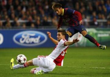 Joel Veltman del Ajax y Neymar del Barcelona durante el partido de Champions League entre el Ajax y el FC Barcelona en el estadio Amsterdam Arena