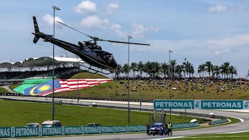El helicóptero llega a la zona del circuito donde se han accidentado José Antonio Rueda y Noah Dettwiler en la vuelta de formación de Moto3.