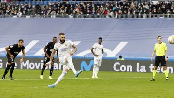 Benzema fallando el penalti en el Real Madrid-Elche el 23 de enero de 2022, cuando el equipo blanco puso fin a una racha de 38 aciertos seguidos desde los once metros.