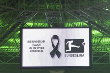 La pantalla emite un crespón durante el minuto de silencio por las víctimas del atentado de ayer de Berlín durante el partido entre el Borussia Mönchengladbach y Wolfsburgo.