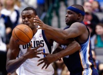 Samuel Dalembert de los Dallas Mavericks lucha por el rebote ante Zach Randolph de los Memphis Grizzlies.