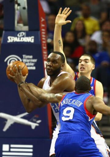 Al Jefferson (25) trata de librarse de James Anderson (9) y Byron Mullens (30).