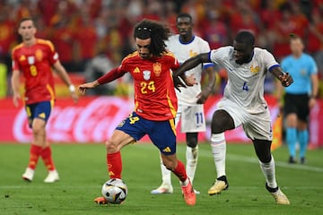 Cucurella durante una jugada con Upamecano en el partido ante Francia