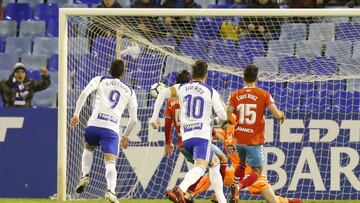 Borja Iglesias, en el momento de marcar el primer gol del partido.