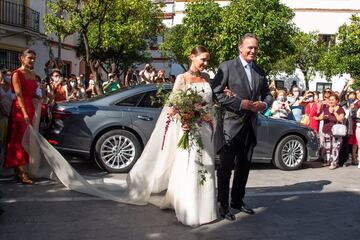 La novia es llevada al altar por su padre, Bertín Osborne.