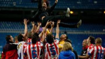 Simeone es manteado por sus jugadores tras ganar la Copa del Rey. 