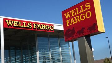 NILES, ILLINOIS - 7 DE OCTUBRE: Un cartel cuelga fuera de una sucursal bancaria de Wells Fargo el 7 de octubre de 2020 en Niles, Illinois.