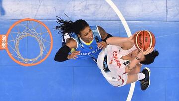 Laura Nicholls lanza durante el partido contra Ucrania del Eurobasket femenino.