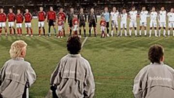 Las selecciones de Dinamarca y España antes del comienzo del encuentro.