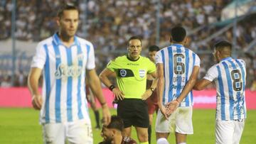 AME2335. TUCUM&Aacute;N (ARGENTINA), 07/03/2020.- El &aacute;rbitro Patricio Loustau (c) advierte a los jugadores luego de una disputa durante el partido por la Superliga Argentina entre Atl&eacute;tico Tucum&aacute;n y River Plate este s&aacute;bado, en el estadio Monumental Jos&eacute; Fierro de Tucum&aacute;n (Argentina). EFE/ Nicol&aacute;s N&uacute;&ntilde;ez