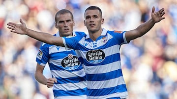 LA CORUNA, SPAIN - AUGUST 18: Ager Aketxe of Deportivo de La Coruna celebrates after scoring his team&#039;s second goal during the La Liga Smartbank match between Deportivo de La Coruna and Real Oviedo at Abanca Riazor Stadium on August 18, 2019 in La Co