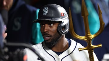 SEATTLE, WASHINGTON - OCTOBER 15: Randy Arozarena #56 of the Seattle Mariners celebrates with teammates after hitting a home run during the eighth inning against the Toronto Blue Jays in game three of the American League Championship Series at T-Mobile Park on October 15, 2025 in Seattle, Washington.   Steph Chambers/Getty Images/AFP (Photo by Steph Chambers / GETTY IMAGES NORTH AMERICA / Getty Images via AFP)
