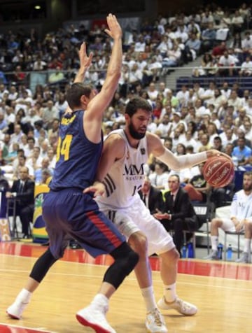 El pívot croata del FC Barcelona Ante Tomic defiende al ala-pívot del Real Madrid Nikola Mirotic.