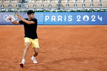 Alcaraz entrena en Roland Garros. 