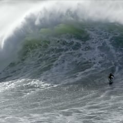 Inaugura la temporada de olas gigantes en Nazaré en solitario