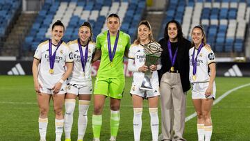 Teresa, Athenea, Misa, Olga, Oihane y Maite Oroz posan con la Nations League conquistada con la Selección española.