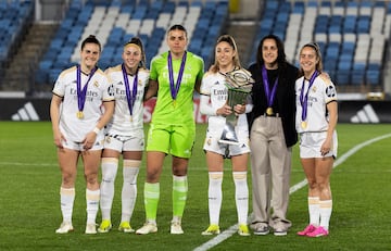 Teresa, Athenea, Misa, Olga, Oihane y Maite Oroz posan con la Nations League conquistada con la Selección española.