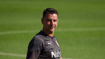 GRAFCAT4584. GIRONA, 29/09/2023.- El entrenador del Girona FC, Míchel Sánchez, líder de la clasificación de LaLiga, junto a Sávio Moreira de Oliveira, durante el entrenamiento que han realizado este viernes en el estadio de Montivili para preparar el partido de LaLiga que mañana disputarán ante el Real Madrid, segundo en la clasificación. EFE/David Borrat.
